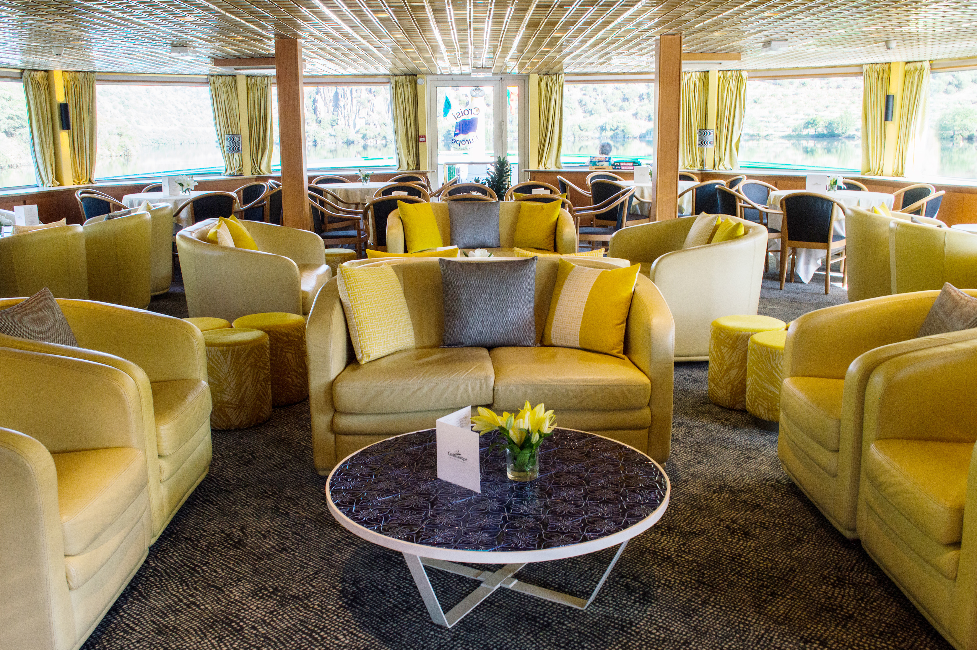 CroisiEurope MS Vasco de Gama Lounge Bar.jpg